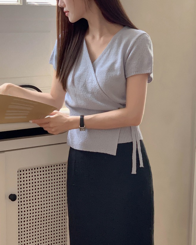 Không cần làm gì nhiều, sắm đúng 4 kiểu áo sáng màu này là chị em sẽ trẻ trung mọi lúc mọi nơi- Ảnh 9.