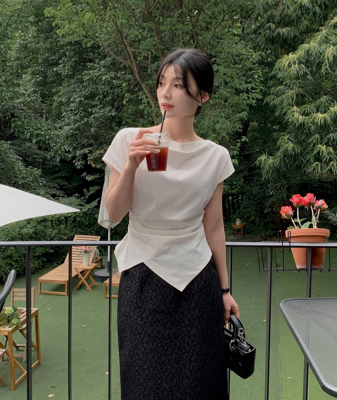 Không cần làm gì nhiều, sắm đúng 4 kiểu áo sáng màu này là chị em sẽ trẻ trung mọi lúc mọi nơi- Ảnh 1.