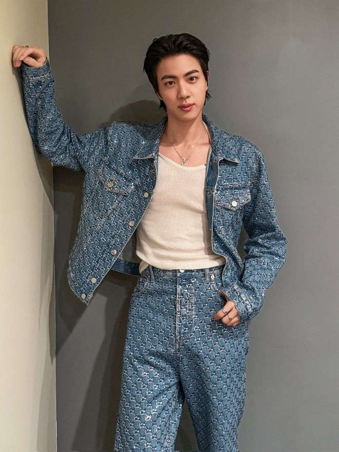 Đến lượt Jin (BTS) tái hiện màn kiss cam tai tiếng toàn cầu: "CEO ngoại tình" đây rồi, mà sao "cô HR" thì lạ lắm?- Ảnh 4.