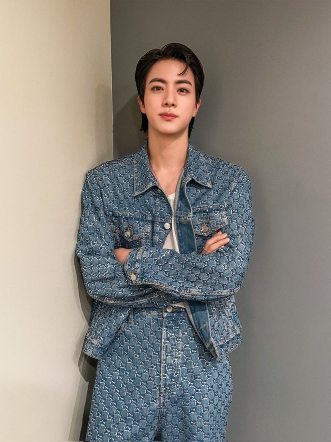 Đến lượt Jin (BTS) tái hiện màn kiss cam tai tiếng toàn cầu: "CEO ngoại tình" đây rồi, mà sao "cô HR" thì lạ lắm?- Ảnh 3.