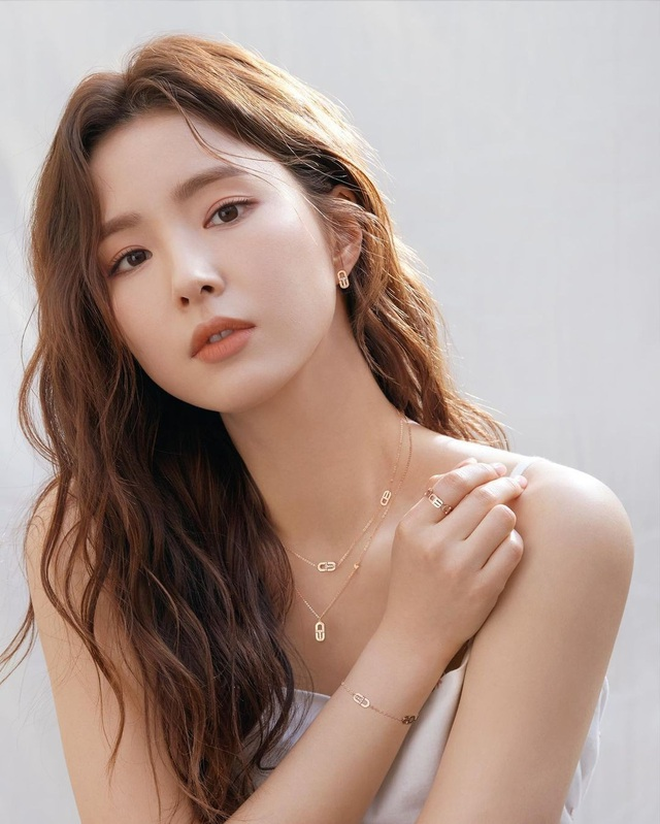 Ngã sấp mặt ở fashion week, gái xinh nay hoá 
