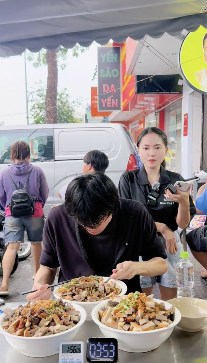 Khách Thái sang Việt Nam để làm thử thách giống bé Mai nhưng chủ quán lại bị chê một điểm- Ảnh 1.