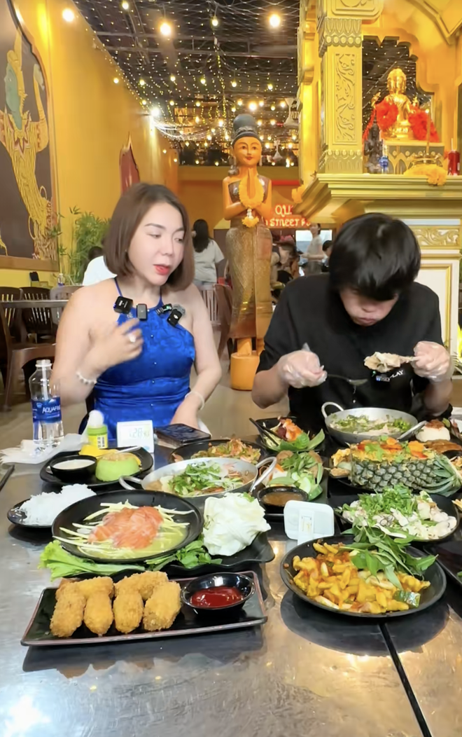 Khách Thái sang Việt Nam để làm thử thách giống bé Mai nhưng chủ quán lại bị chê một điểm- Ảnh 2.