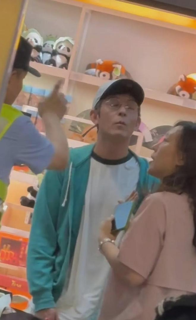 "Trai hư lộ 1.300 ảnh nóng" mặt mũi lờ đờ, nổi điên giữa sân bay: Cảnh sát vào cuộc- Ảnh 2.