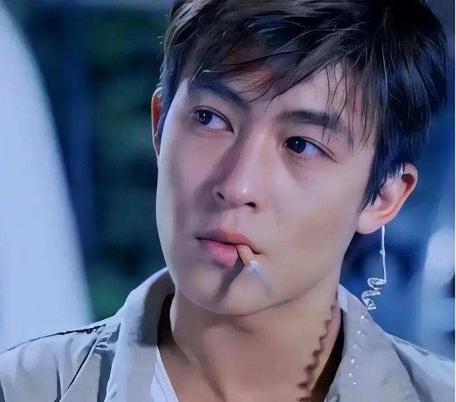 "Trai hư lộ 1.300 ảnh nóng" mặt mũi lờ đờ, nổi điên giữa sân bay: Cảnh sát vào cuộc- Ảnh 4.
