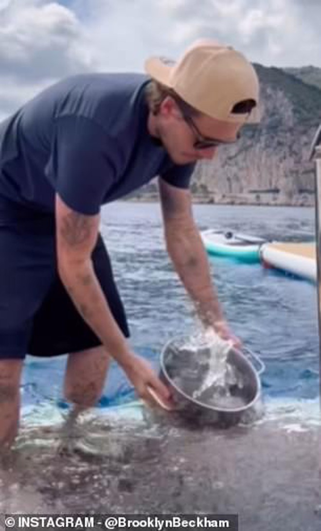Cậu cả nhà Beckham khiến netizen "kinh hãi" vì 1 hành động khó tin trên du thuyền sang chảnh- Ảnh 1. Cậu cả nhà Beckham khiến netizen "kinh hãi" vì 1 hành động khó tin trên du thuyền sang chảnh- Ảnh 1.