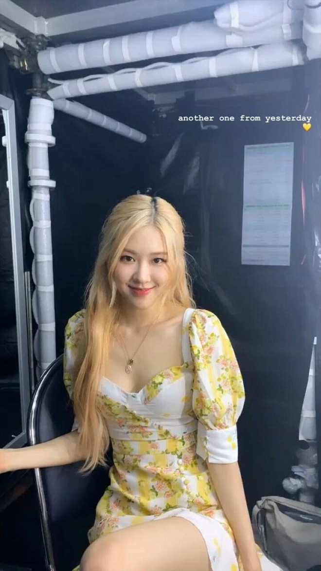 Rosé diện váy hoa chưa một lần bị chê "dừ" hay sến, tất cả nhờ 4 chiêu cao tay- Ảnh 10. Rosé diện váy hoa chưa một lần bị chê "dừ" hay sến, tất cả nhờ 4 chiêu cao tay- Ảnh 10.