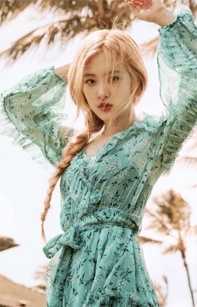 Rosé diện váy hoa chưa một lần bị chê "dừ" hay sến, tất cả nhờ 4 chiêu cao tay- Ảnh 5. Rosé diện váy hoa chưa một lần bị chê "dừ" hay sến, tất cả nhờ 4 chiêu cao tay- Ảnh 5.