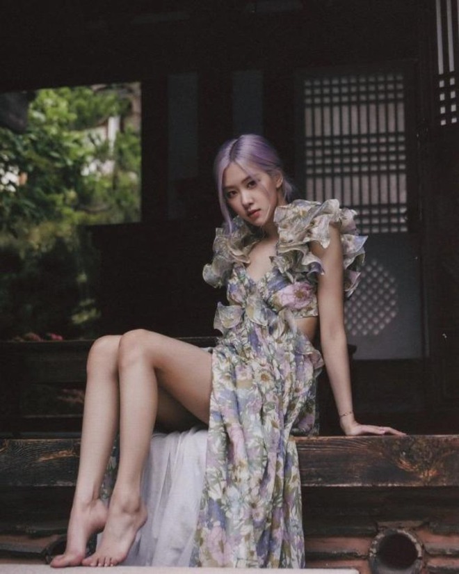 Rosé mặc váy hoa chưa một lần bị chê Rosé mặc váy hoa chưa một lần bị chê