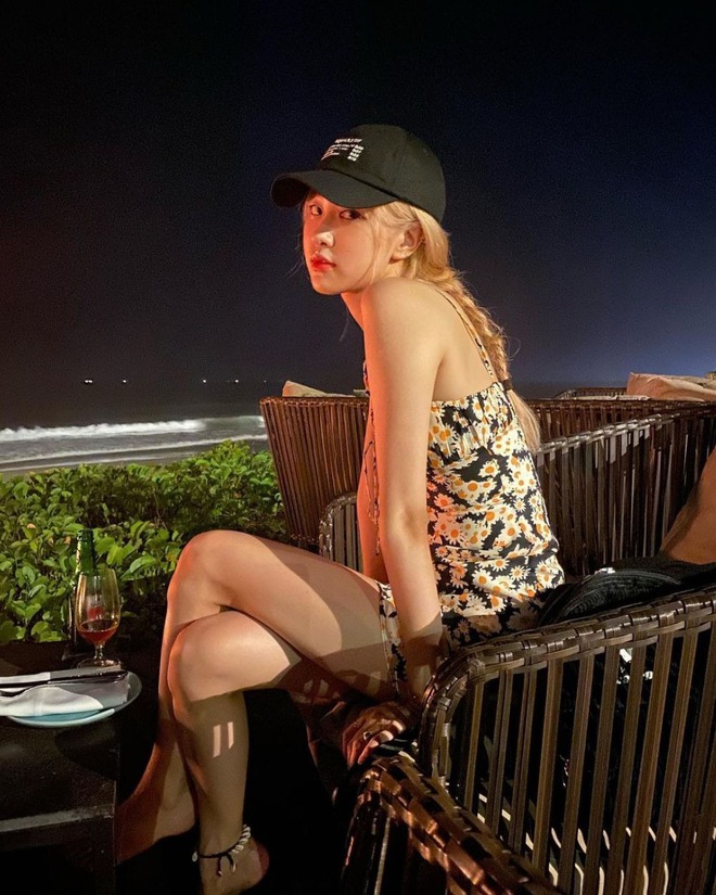 Rosé mặc váy hoa chưa một lần bị chê Rosé mặc váy hoa chưa một lần bị chê