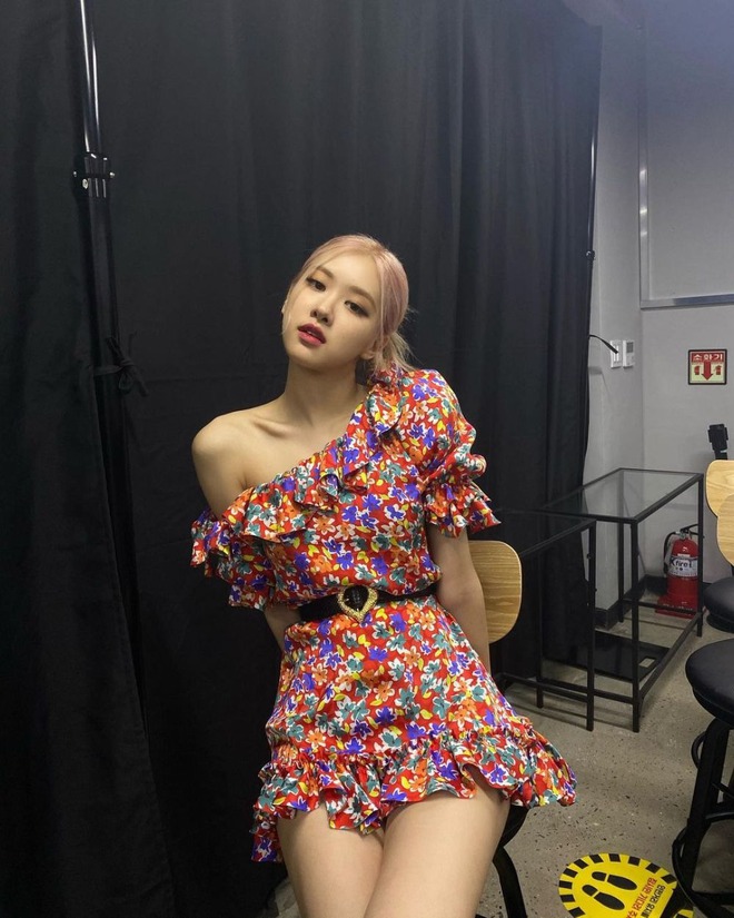 Rosé diện váy hoa chưa một lần bị chê "dừ" hay sến, tất cả nhờ 4 chiêu cao tay- Ảnh 6. Rosé diện váy hoa chưa một lần bị chê "dừ" hay sến, tất cả nhờ 4 chiêu cao tay- Ảnh 6.