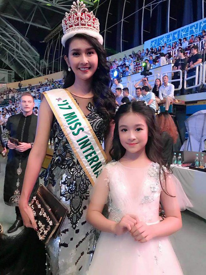 "Bé gái chuyên đọ sắc Hoa hậu", netizen hối làm gấp việc này khi 18 tuổi!- Ảnh 7.