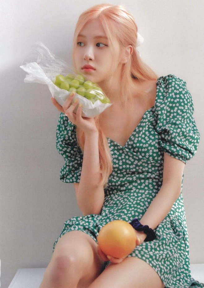 Rosé diện váy hoa chưa một lần bị chê "dừ" hay sến, tất cả nhờ 4 chiêu cao tay- Ảnh 7. Rosé diện váy hoa chưa một lần bị chê "dừ" hay sến, tất cả nhờ 4 chiêu cao tay- Ảnh 7.