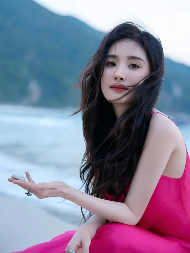 Váy hồng cánh sen khiến nhiều người chạy mất dép nhưng "đỉnh lưu Cbiz" hiên ngang diện và đẹp phát điên!- Ảnh 1.