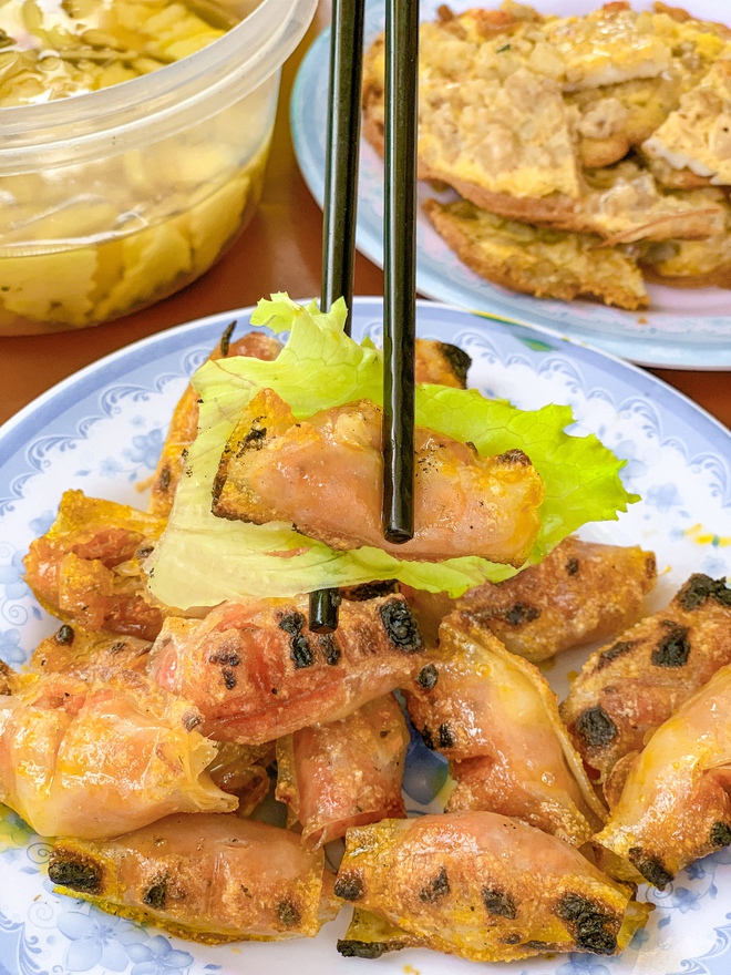Du lịch Sầm Sơn, thử đặc sản bánh khoái và chả tôm ngay trong sân nhà người bản địa- Ảnh 7. Du lịch Sầm Sơn, thử đặc sản bánh khoái và chả tôm ngay trong sân nhà người bản địa- Ảnh 7.