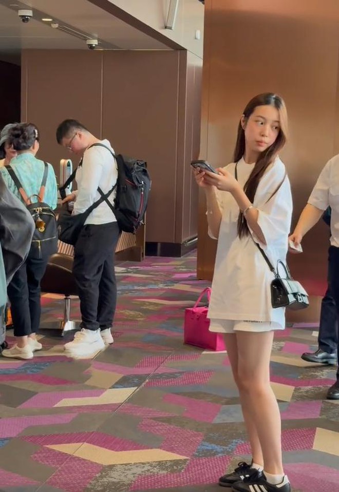 Con gái Triệu Vy lần hiếm hoi lộ diện: Mới 15 tuổi đã cao gần 1m70, đôi mắt to tròn giống mẹ như đúc- Ảnh 3.
