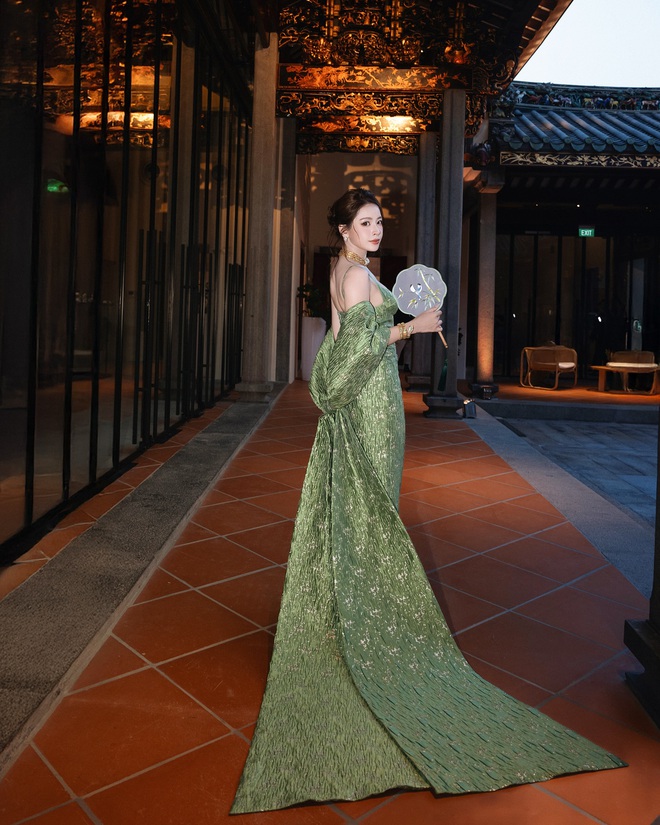 Chi Pu diện váy khoe vòng 1 lấp ló giữa dàn sao quốc tế, visual sáng bừng nhưng qua cam thường ra sao?- Ảnh 4.