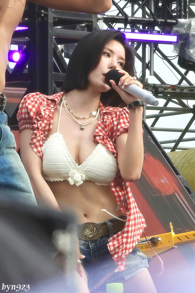 250706-kwon-eunbi-at-waterbomb-in-seoul-2025-documents-3-1753429138415998787003.jpeg