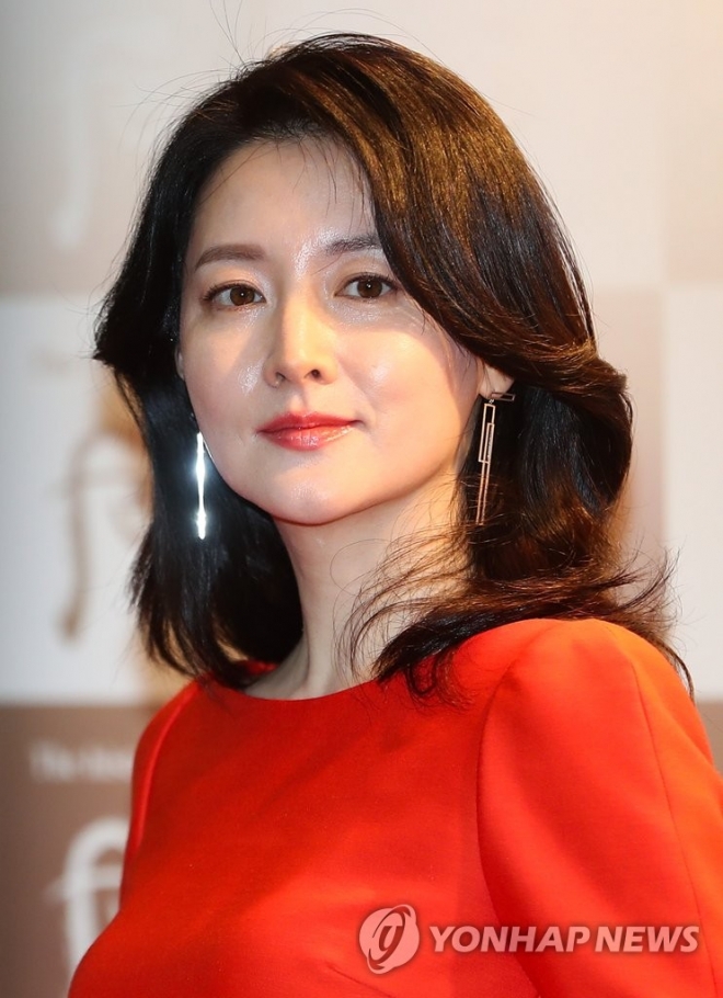 Lee Young Ae không để tóc quá dài ở tuổi 50+ mà áp dụng 4 kiểu tóc gọn gàng, trẻ trung sau đây- Ảnh 2.