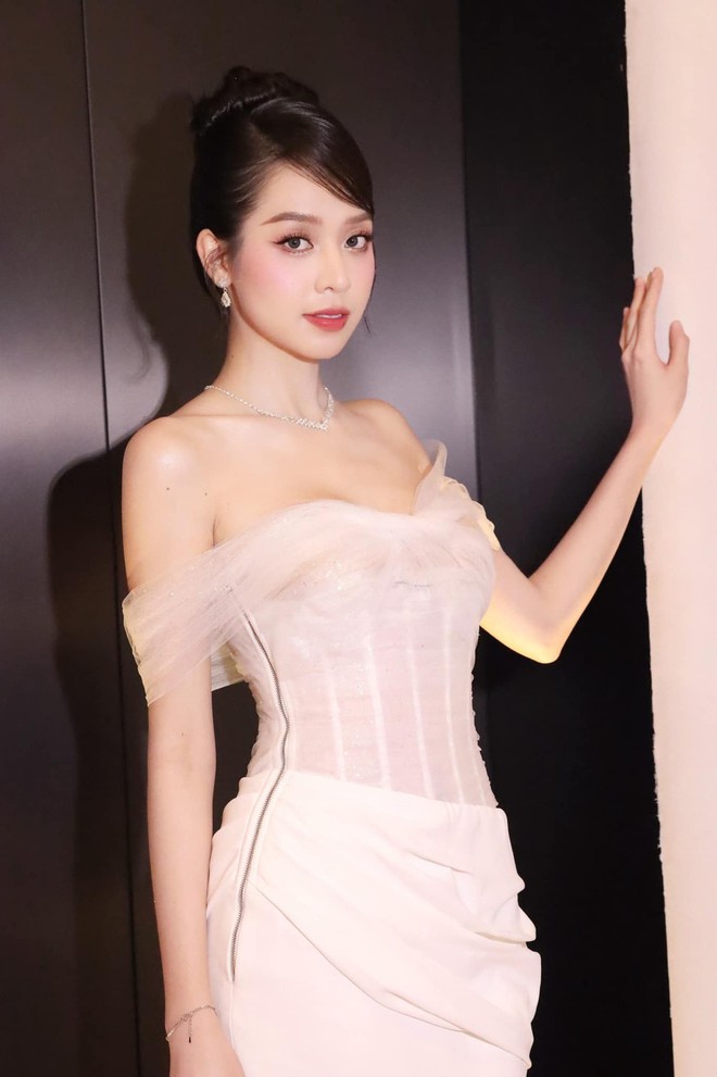 Nàng hậu Quốc tế đổi giao diện, netizen gọi tên Lisa và 1 Em Xinh- Ảnh 10. Nàng hậu Quốc tế đổi giao diện, netizen gọi tên Lisa và 1 Em Xinh- Ảnh 10.
