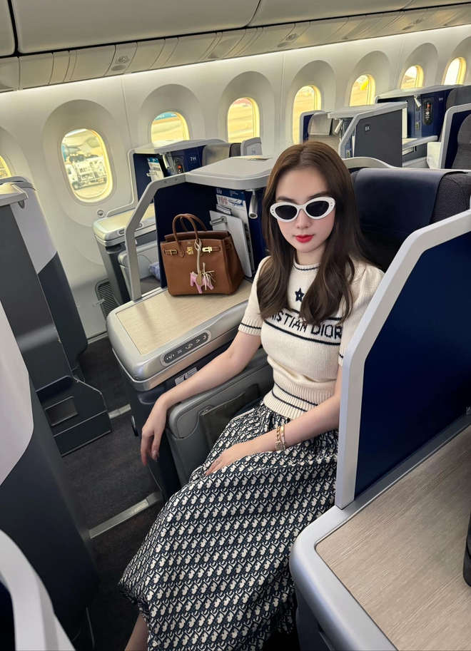 Mỹ nhân Việt nghi cố tình để lộ mối quan hệ tình cảm với bác sĩ thẩm mỹ quen mặt trong showbiz- Ảnh 7.