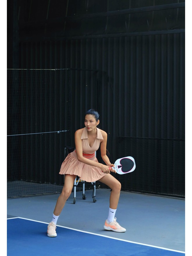 Hoàng Thuỳ cũng chơi pickleball rồi đây, nhưng để có body nóng bỏng mắt mãi chưa "hết thời" phải tập thêm các bài này- Ảnh 4.