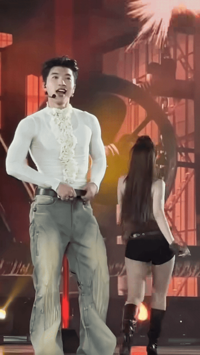HIEUTHUHAI quá bạo: Khoe body cực nét uốn éo sexy HIEUTHUHAI quá bạo: Khoe body cực nét uốn éo sexy