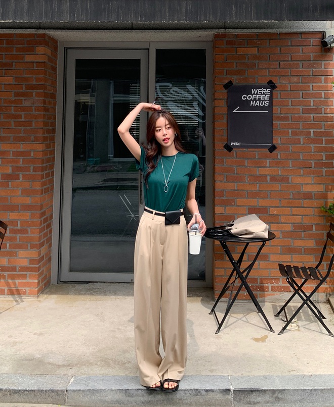 Biết được 4 mẫu quần dài hoàn hảo để phối cùng áo màu sắc, chị em sẽ mặc đẹp xuất sắc hơn hẳn- Ảnh 6.