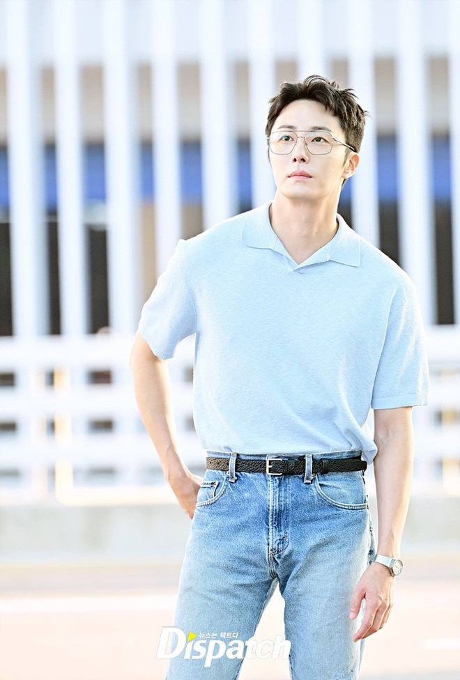"Rể Việt" Jung Il Woo khởi hành đến TP.HCM, tóc tai lộn xộn mà sao "bảnh" quá trời!- Ảnh 4.