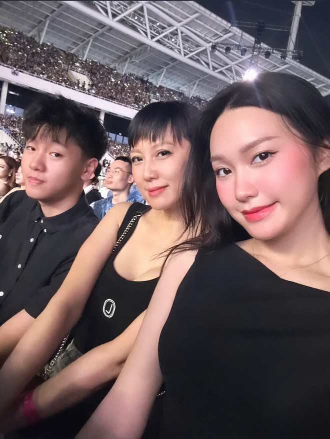 Mẹ Doãn Hải My diện đẹp thảnh thơi chơi bowling cùng các con, mẹ Văn Hậu lặng lẽ trông cháu gây chú ý- Ảnh 7.