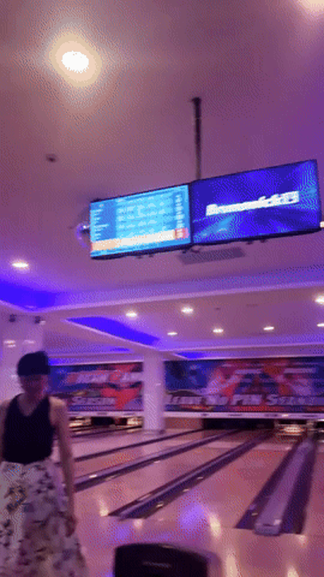 Mẹ Doãn Hải My diện đẹp thảnh thơi chơi bowling cùng các con, mẹ Văn Hậu lặng lẽ trông cháu gây chú ý- Ảnh 1.