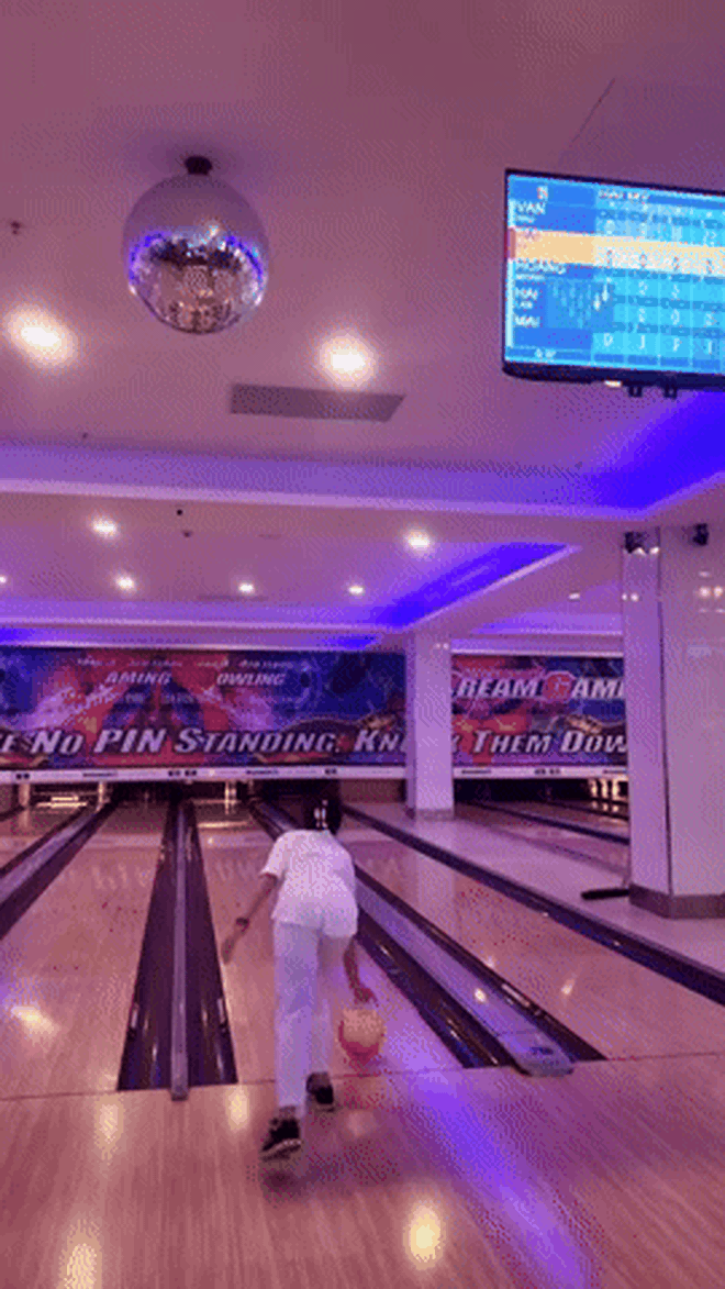 Mẹ Doãn Hải My diện đẹp thảnh thơi chơi bowling cùng các con, mẹ Văn Hậu lặng lẽ trông cháu gây chú ý- Ảnh 3.
