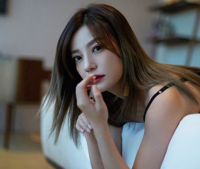 Triệu Vy đường cùng rồi: Tiêu sạch 1.900 tỷ, giờ nợ 51 triệu cũng không có tiền trả?- Ảnh 1. Triệu Vy đường cùng rồi: Tiêu sạch 1.900 tỷ, giờ nợ 51 triệu cũng không có tiền trả?- Ảnh 1.