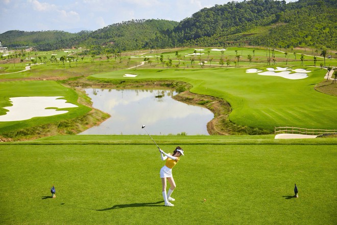 Lộ ảnh chủ tịch nổi tiếng thân mật với hoa hậu Vbiz trên sân golf, visual nàng hậu sáng bừng- Ảnh 5.