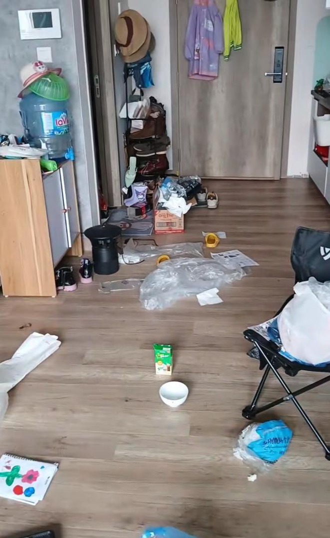 Người mẹ chán nản khi thấy con trai và con dâu "ra đường quần là áo lượt, về nhà không khác gì chuồng lợn"!- Ảnh 1. Người mẹ chán nản khi thấy con trai và con dâu "ra đường quần là áo lượt, về nhà không khác gì chuồng lợn"!- Ảnh 1.