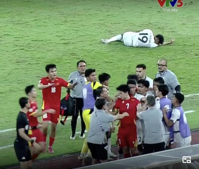 Cổ Đình Bắc xuất hiện nhiều vết cào cấu từ cầu thủ Indonesia- Ảnh 7.