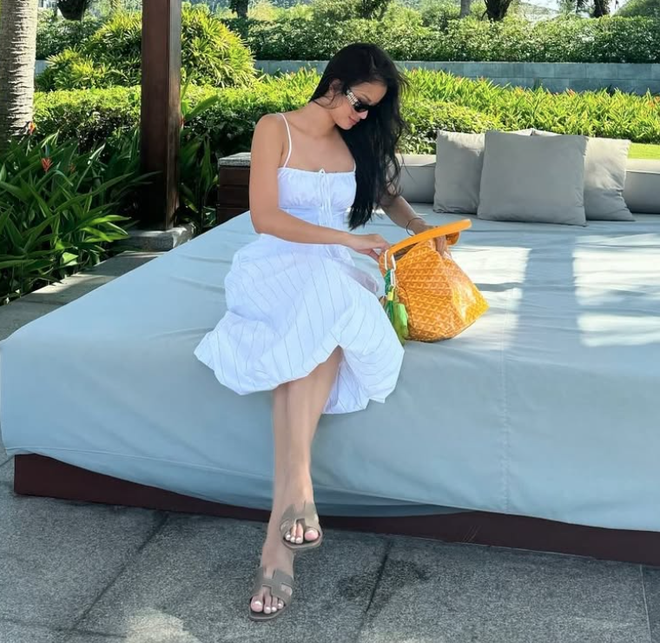Động thái bất thường của Á hậu Việt giữa lúc vướng tin mang thai con đầu lòng với thiếu gia- Ảnh 5. Động thái bất thường của Á hậu Việt giữa lúc vướng tin mang thai con đầu lòng với thiếu gia- Ảnh 5.