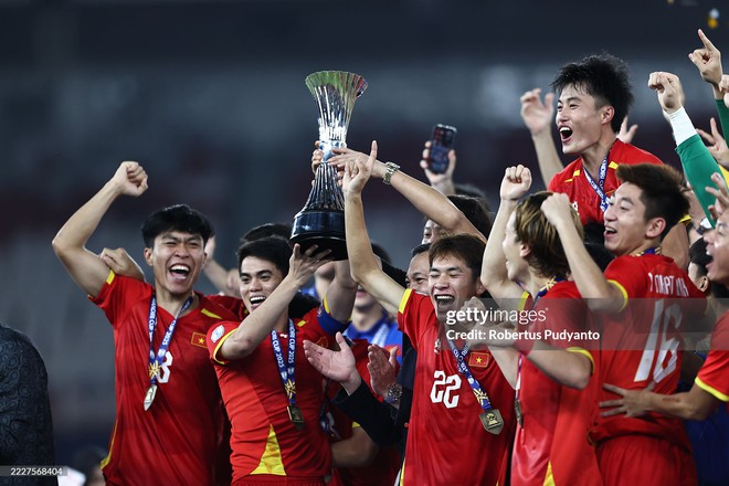 Ảnh nét căng: U23 Việt Nam vui sướng nâng cúp vô địch  dưới trời pháo giấy, 1 cầu thủ rước cúp như Messi- Ảnh 7.