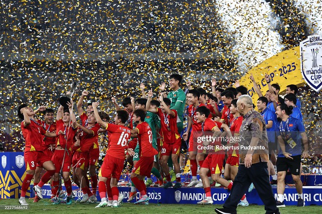 Ảnh nét căng: U23 Việt Nam vui sướng nâng cúp vô địch  dưới trời pháo giấy, 1 cầu thủ rước cúp như Messi- Ảnh 6.