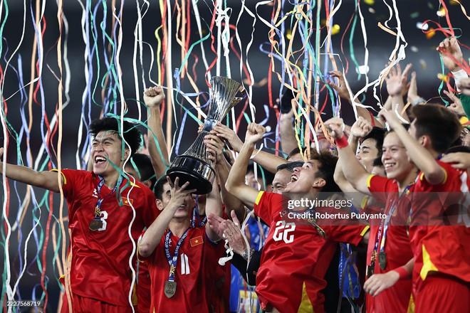 Ảnh nét căng: U23 Việt Nam vui sướng nâng cúp vô địch  dưới trời pháo giấy, 1 cầu thủ rước cúp như Messi- Ảnh 8.