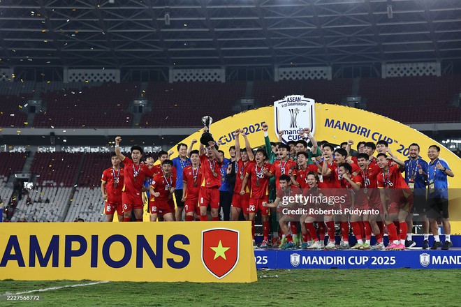 Ảnh nét căng: U23 Việt Nam vui sướng nâng cúp vô địch  dưới trời pháo giấy, 1 cầu thủ rước cúp như Messi- Ảnh 4.