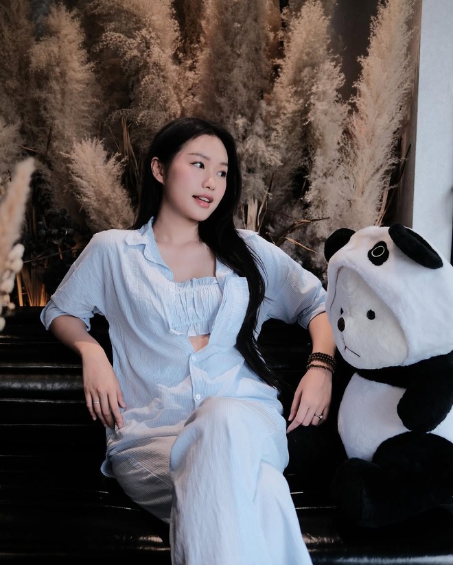 Tiểu thư Doãn Hải My mê áo sơ mi như điếu đổ, luôn ưu tiên tông màu sáng để tôn da và hack dáng- Ảnh 7. Tiểu thư Doãn Hải My mê áo sơ mi như điếu đổ, luôn ưu tiên tông màu sáng để tôn da và hack dáng- Ảnh 7.