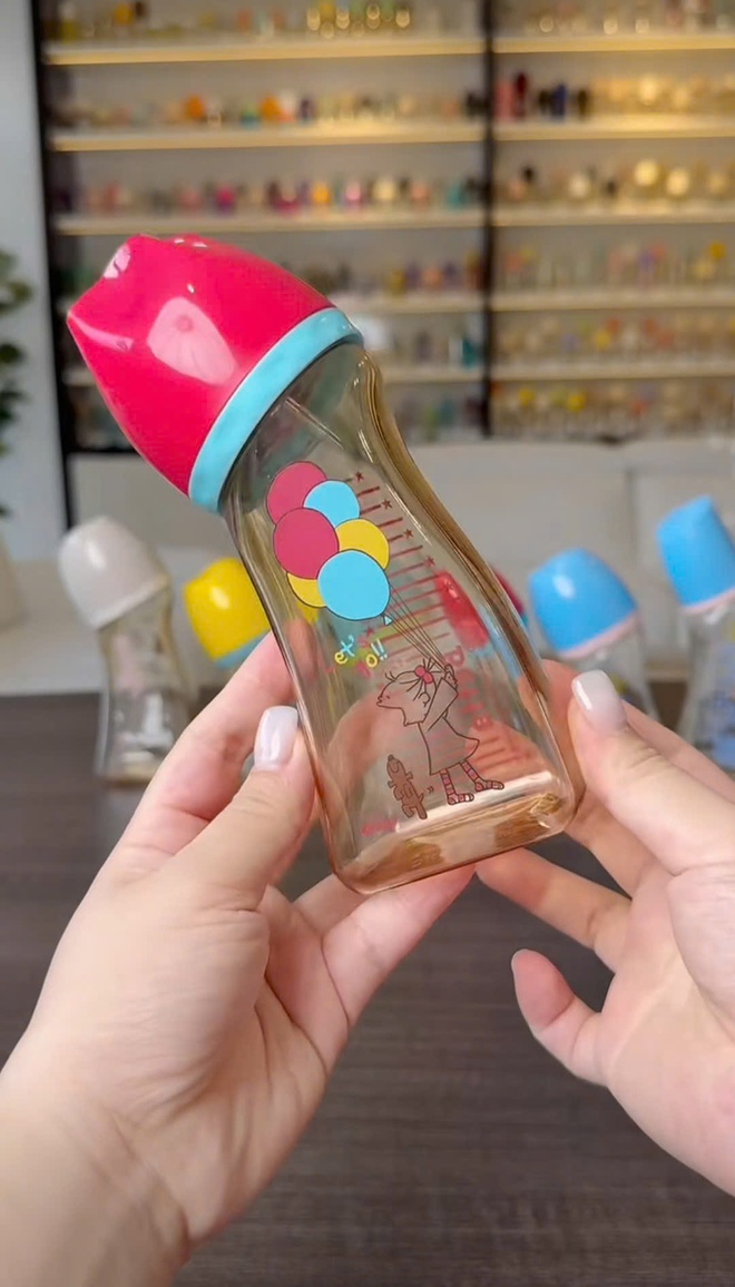 Ngắm BST bình sữa "cực đắt" nhà Bétta: Có bình lên đến hơn 17 triệu là chuyện bình thường, không hề "ảo giá" chút nào!- Ảnh 9. Ngắm BST bình sữa "cực đắt" nhà Bétta: Có bình lên đến hơn 17 triệu là chuyện bình thường, không hề "ảo giá" chút nào!- Ảnh 9.