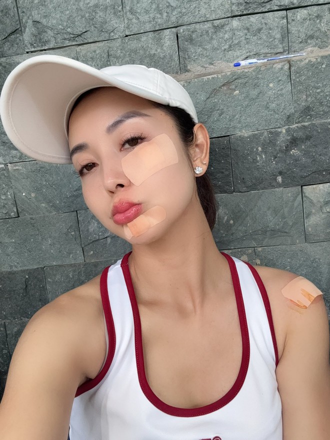 Hoa hậu vừa gặp sự cố vì chơi pickleball: Có mẹ chồng giàu top đầu sàn chứng khoán, bố chồng là Tiến sĩ- Ảnh 2. Hoa hậu vừa gặp sự cố vì chơi pickleball: Có mẹ chồng giàu top đầu sàn chứng khoán, bố chồng là Tiến sĩ- Ảnh 2.
