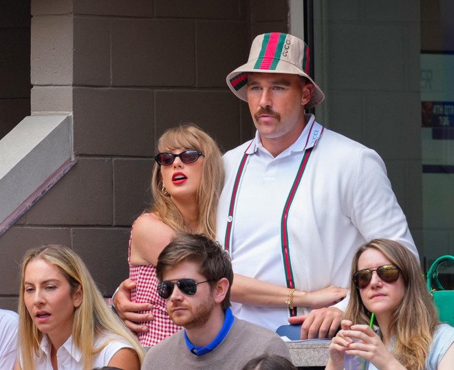 Làm bạn trai Taylor Swift khổ lắm, tất cả vì... một "gã khốn" núp sau lùm cây?!- Ảnh 6.