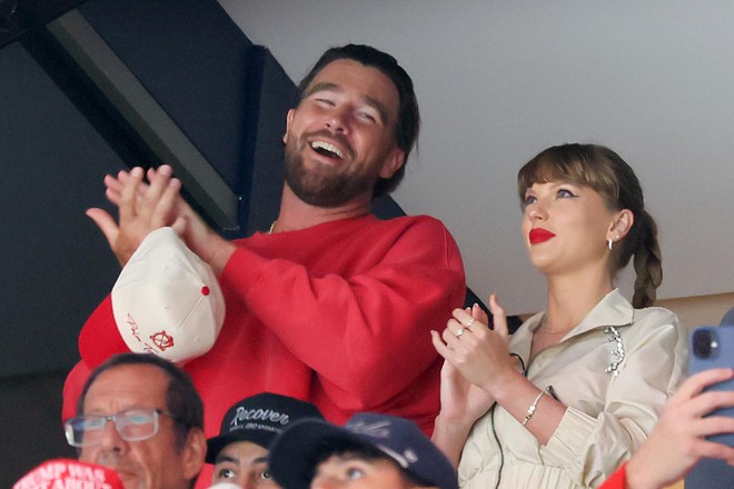 Làm bạn trai Taylor Swift khổ lắm, tất cả vì... một "gã khốn" núp sau lùm cây?!- Ảnh 4.