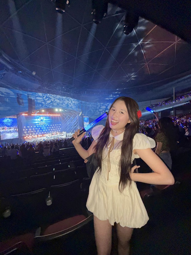 Jenny Huỳnh bị an ninh sân bay giữ lại, kiểm tra túi khi đi xem concert Anh Trai Say Hi ở Mỹ: Chuyện gì đây?- Ảnh 1.