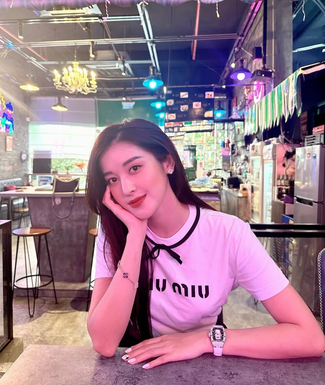 Á hậu Huyền My tuổi 30: Sở hữu biệt thự, xe sang, dát đồ hiệu từ đầu đến chân- Ảnh 11.