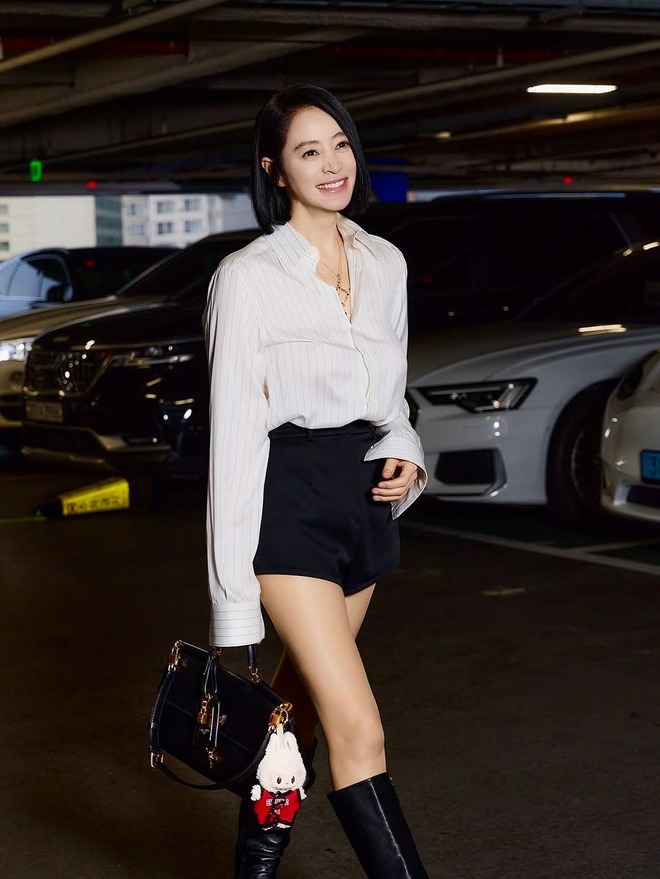 "Chị đại" U60 lên đồ khiến cả showbiz chấn động, hàng triệu cô gái ước về già mình được đẹp như vậy!- Ảnh 4. "Chị đại" U60 lên đồ khiến cả showbiz chấn động, hàng triệu cô gái ước về già mình được đẹp như vậy!- Ảnh 4.