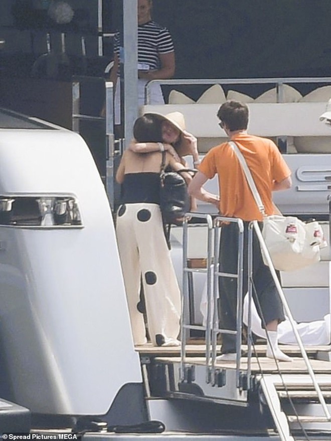 Paparazzi "tóm dính" Victoria diện đồ gợi cảm chào đón con út và bạn gái, Cruz học David Beckham khoe thân gây sốc!- Ảnh 2.